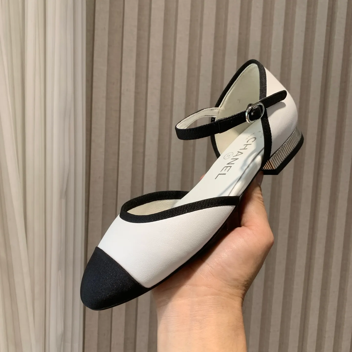 👟👟Ex-factory price 520👟👟 🍀Chanel Xiaoxiang 25ss early spring new model, diamond pattern, thick heel Mary Jane shoes, retro French elegance, full of high-end sense, diamond hollow Mary Jane sandals, a very popular pair of sandals recently! The exposed-leg design directly lengthens your legs! Very white fairy style. A complete interpretation of French romance! Soft and delicate, the foot feels 100% comfortable, beautiful and ultra-feminine at the same time, ▪Fabric: Made of original imported cowhide ▪Inner foot pad: sheepskin ▪Sole: Original customized Italian leather outsole ▪Size: 35-39 (40 41 custom-made, non-refundable) 👉